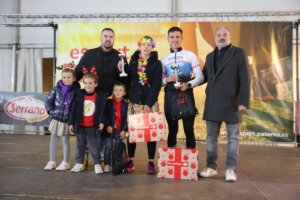 El Teniente Alcalde de Educación, Deportes e Innovación, José Manuel Mora en la entrega de los torfeos a los ganadores de la San Silvestre de Paterna 2023